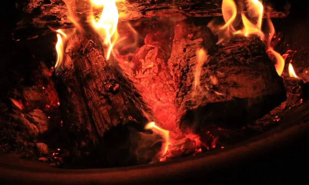5 Easy Ways To Start The Perfect Fire In A Fire Pit